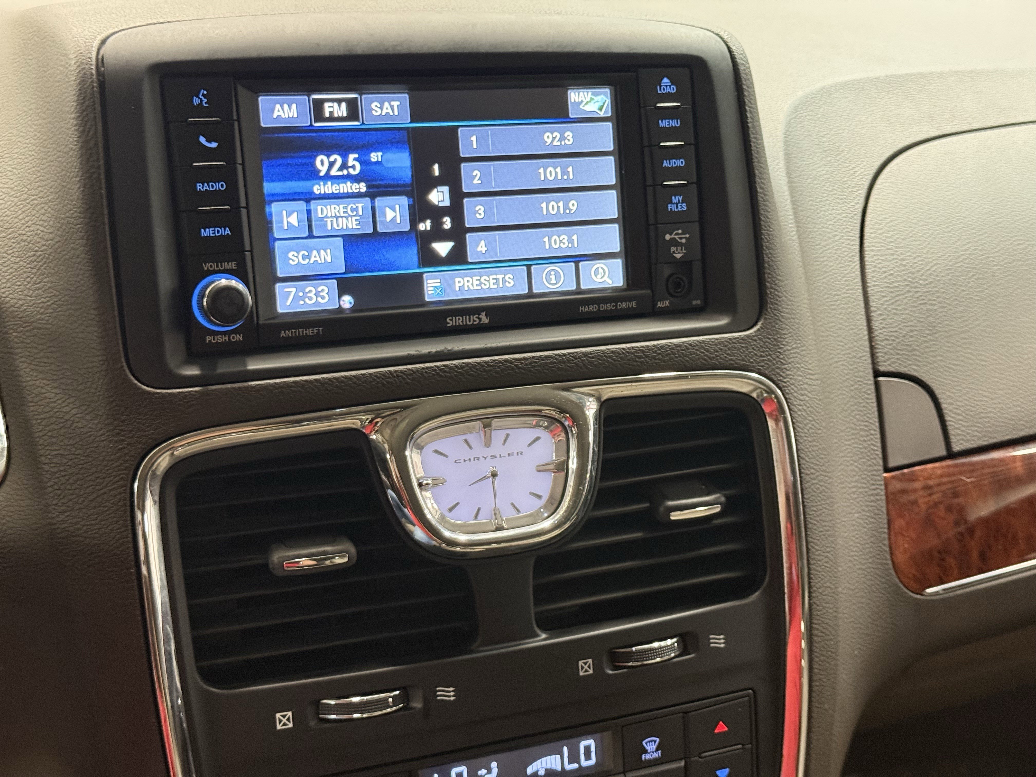 Used 2014 Chrysler Town & Country Touring-L image 29