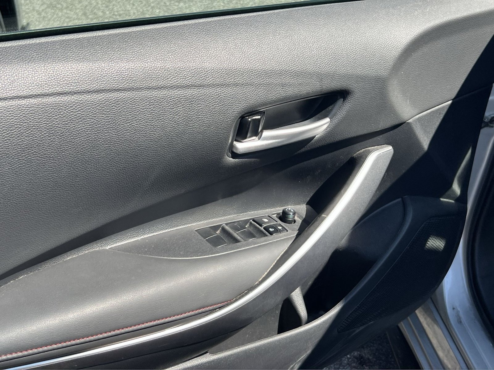 Used 2023 Toyota Corolla SE w/ Carpet Mat Package (TMS) FWD image 11