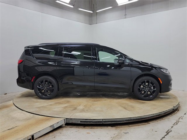 New 2026 Chrysler Pacifica Limited w/ S Appearance Package image 4