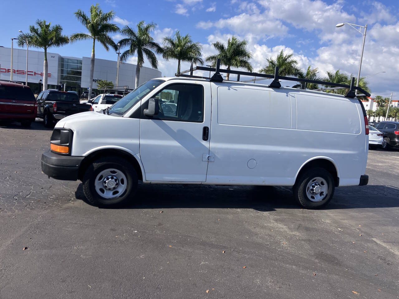 Used 2010 Chevrolet Express 2500 RWD image 2