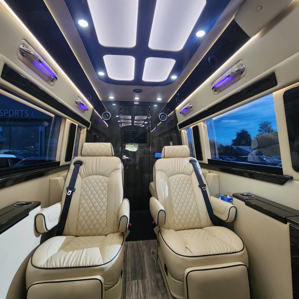 Used 2023 Mercedes-Benz Sprinter 3500 image 17