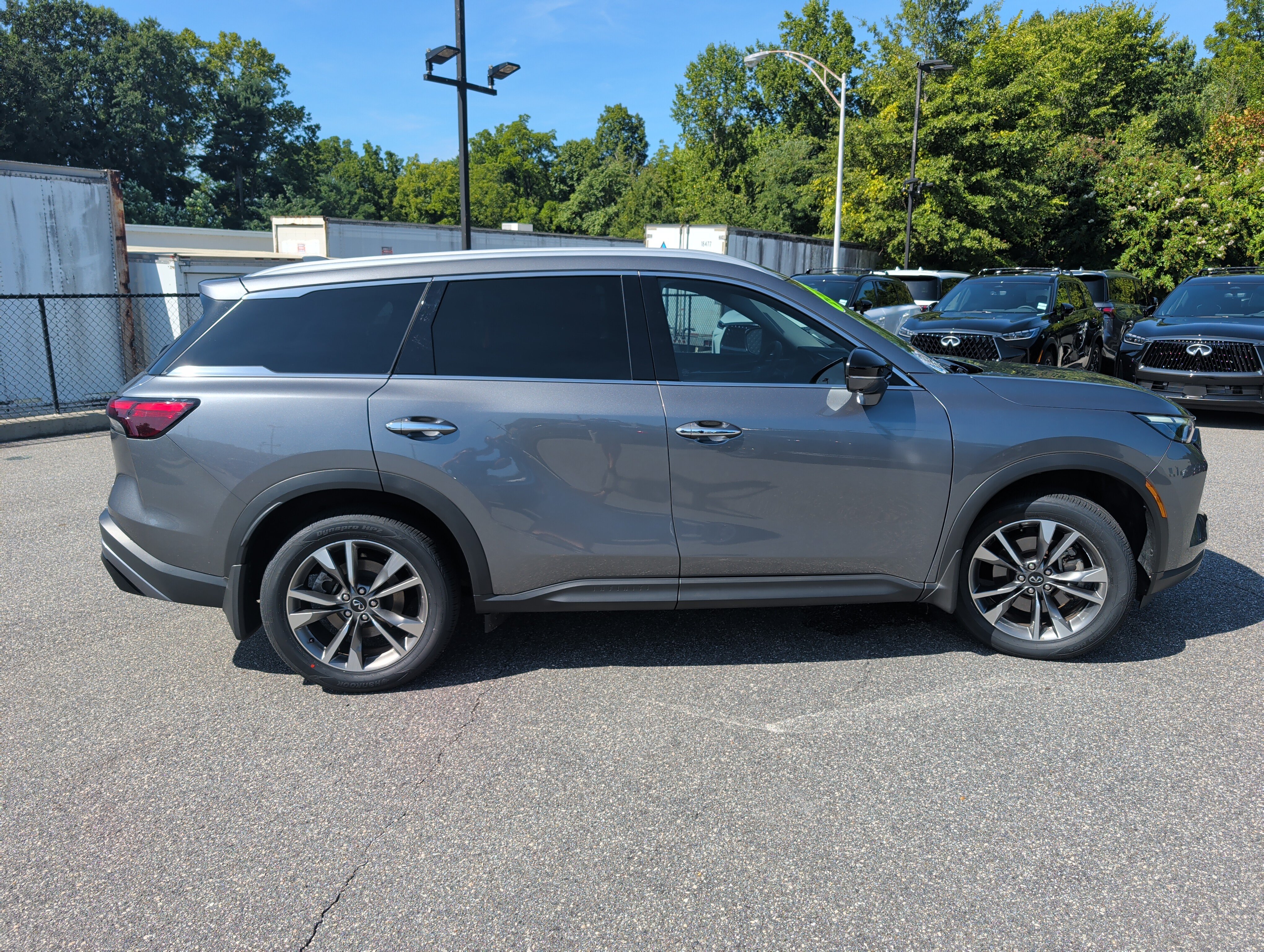Used 2023 INFINITI QX60 Luxe w/ Cargo Package FWD image 3
