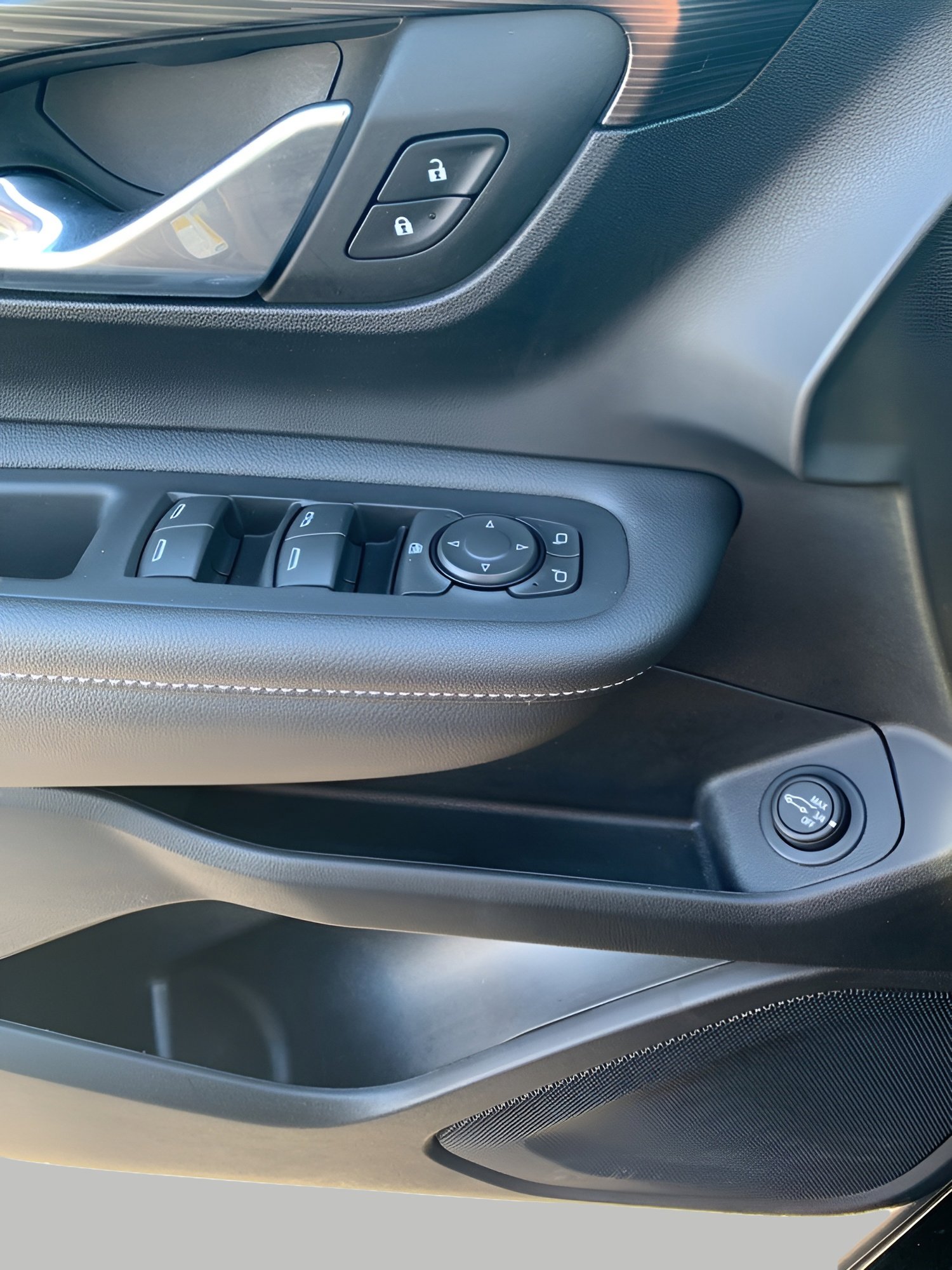 Used 2023 GMC Terrain SLE w/ Driver Convenience Package image 9