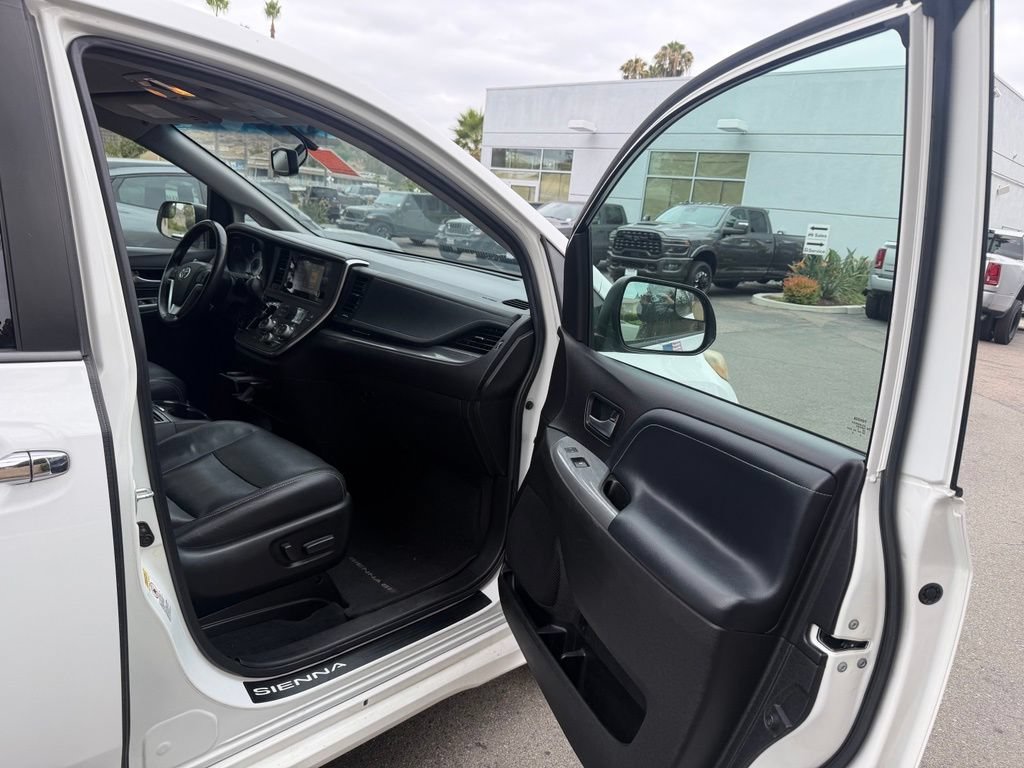 Used 2017 Toyota Sienna SE FWD image 16