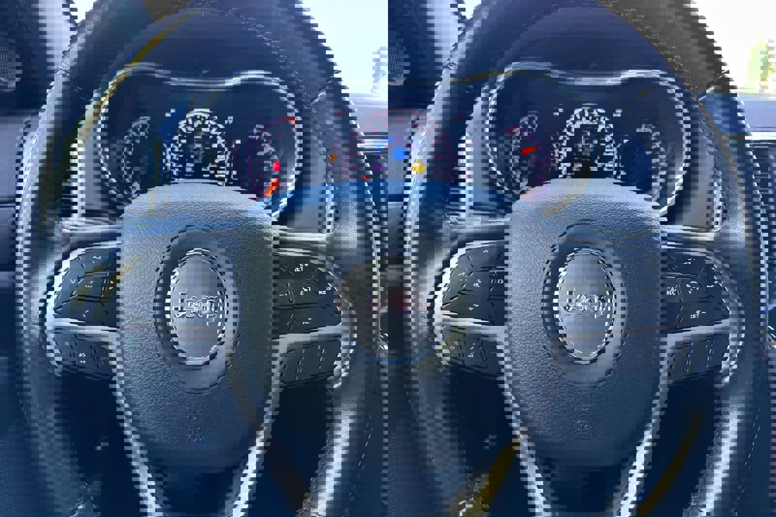 Used 2021 Jeep Grand Cherokee Laredo image 25