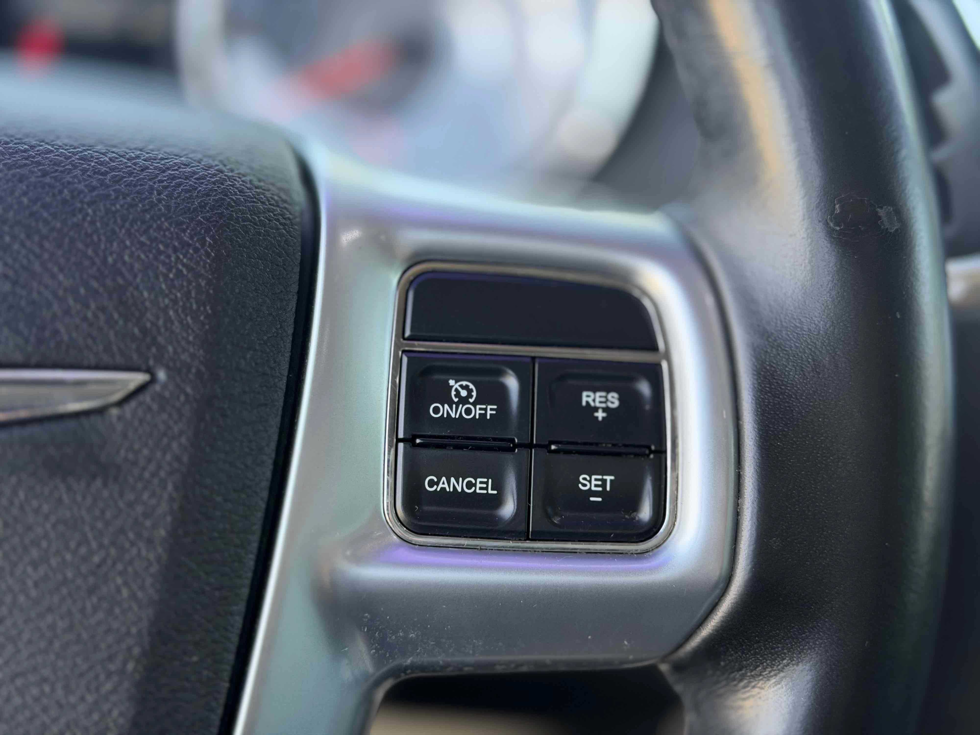 Used 2011 Chrysler Town & Country Touring-L w/ Entertainment Group #2 FWD image 27