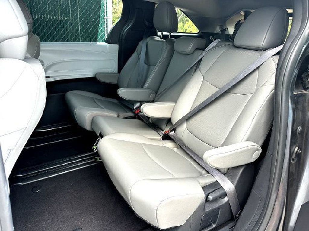 Used 2025 Toyota Sienna XLE FWD image 18