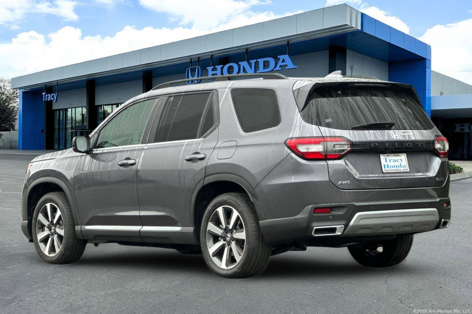 New 2025 Honda Pilot Touring image 6