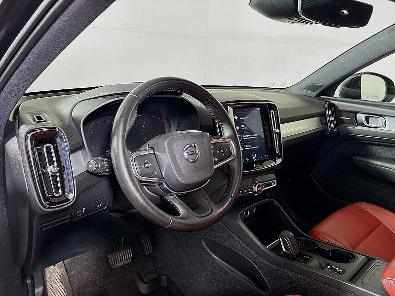 Used 2019 Volvo XC40 T5 Momentum image 9