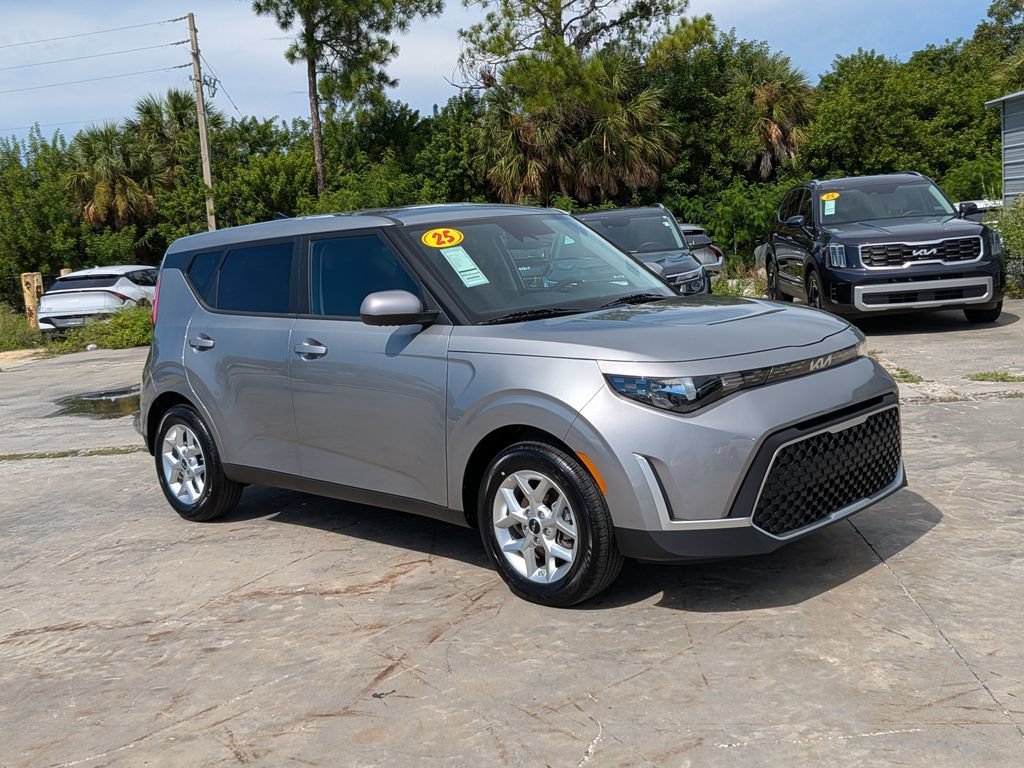 Certified 2025 Kia Soul LX w/ LX Technology Package FWD image 2