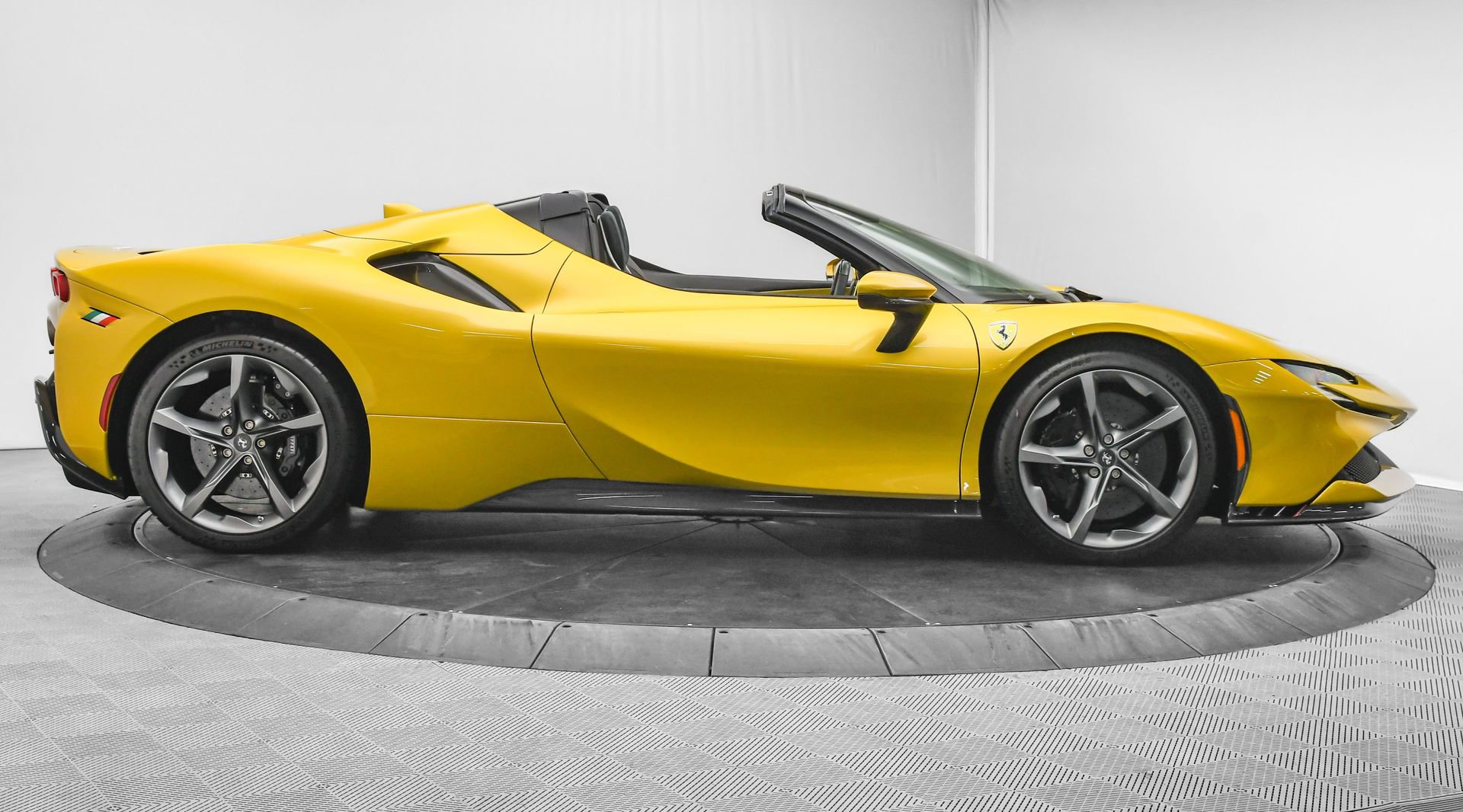 Used 2022 Ferrari SF90 Spider image 8