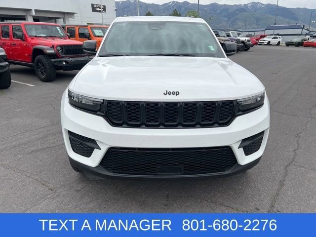 Used 2023 Jeep Grand Cherokee Altitude AWD/4WD image 8