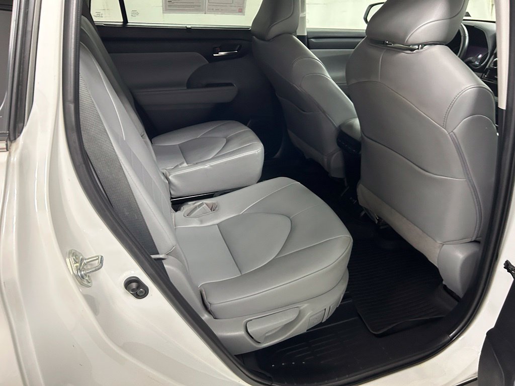 Certified 2021 Toyota Highlander XLE AWD/4WD image 14