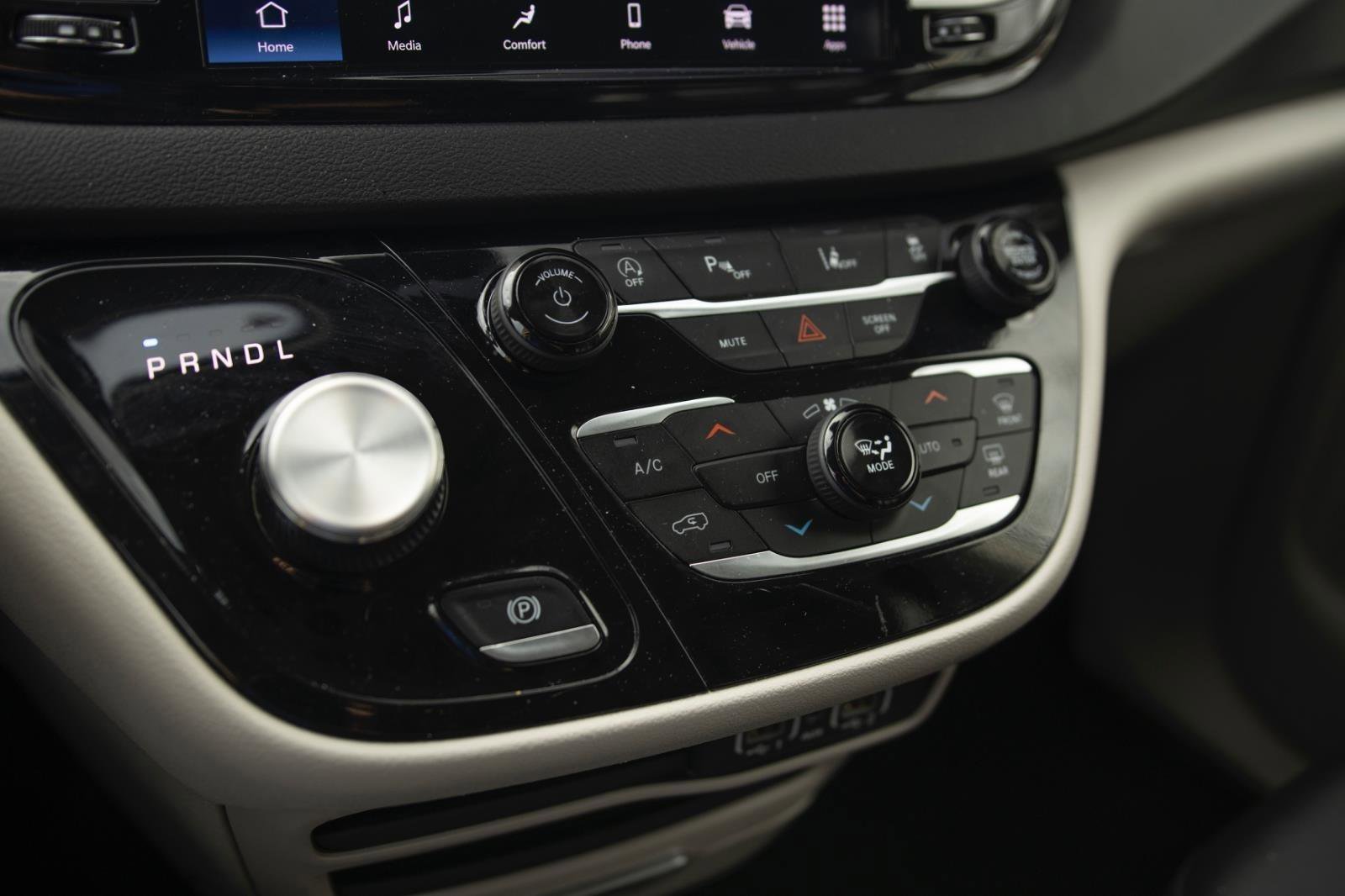 Used 2024 Chrysler Pacifica Touring-L image 9