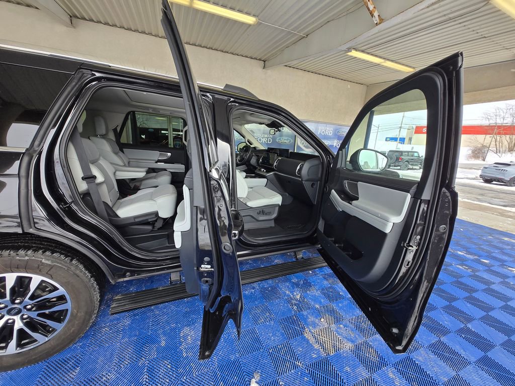 Used 2025 Ford Expedition Platinum image 30
