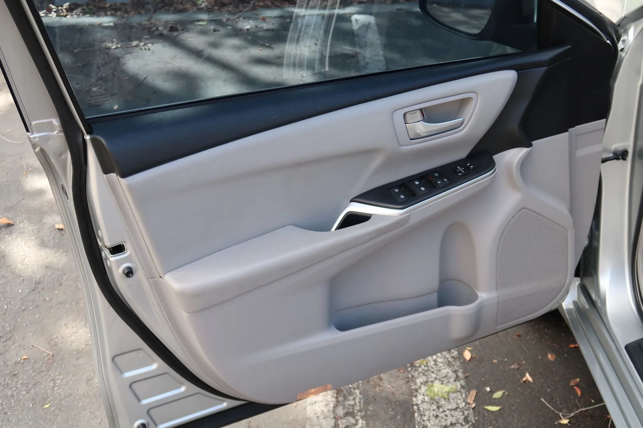 Used 2016 Toyota Camry LE FWD image 14