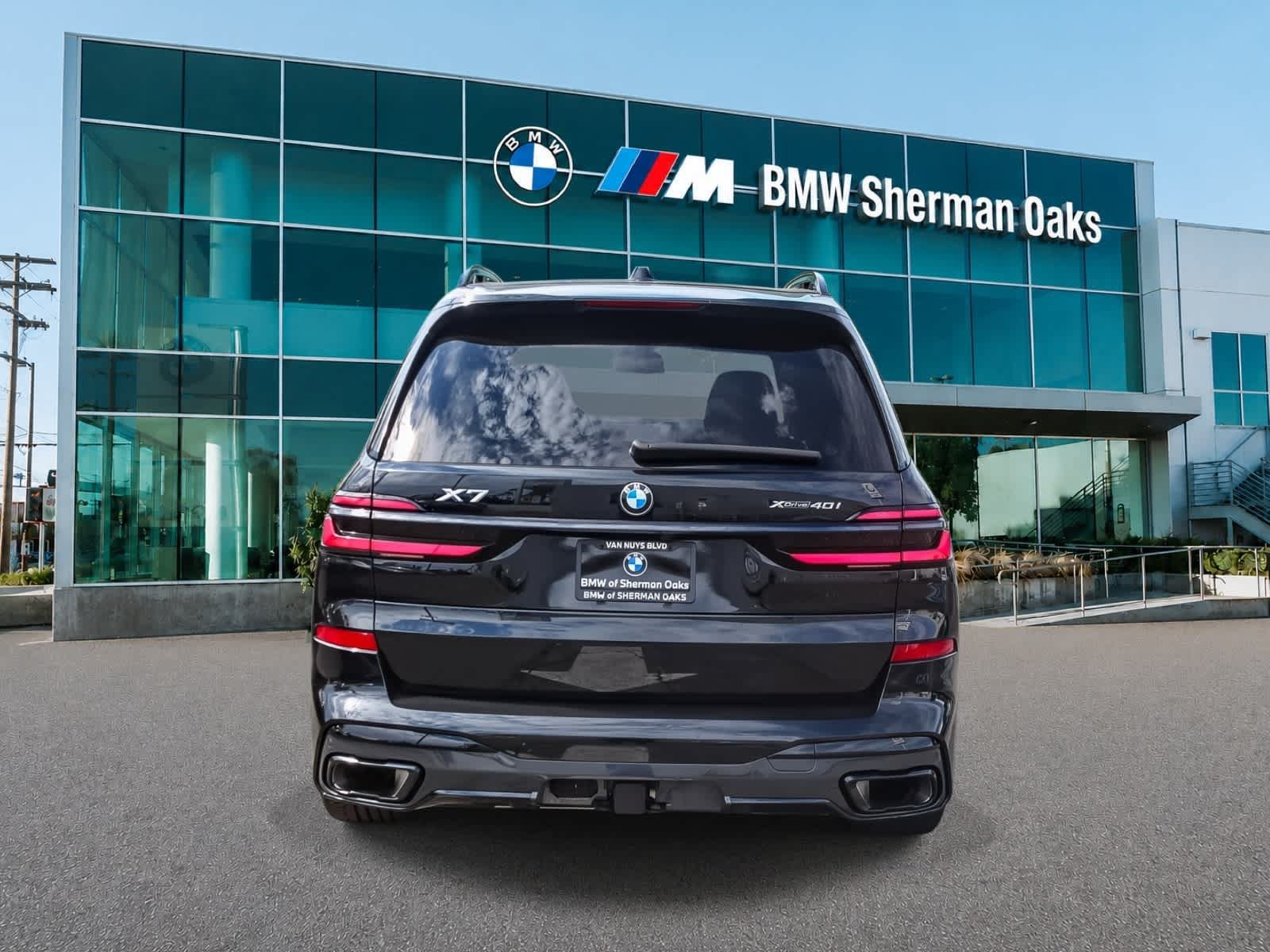 Used 2024 BMW X7 xDrive40i w/ M Sport Package AWD/4WD image 5