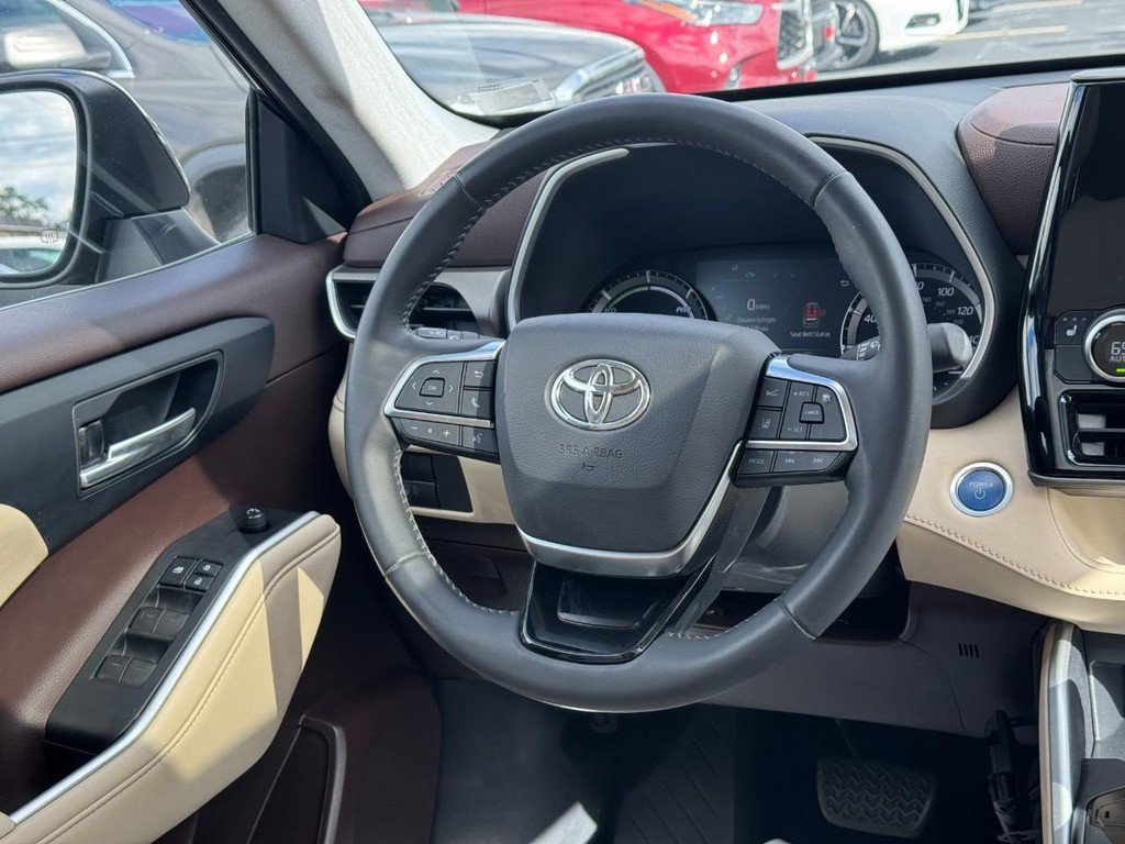 Used 2021 Toyota Highlander XLE AWD/4WD image 19