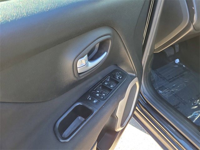 Used 2017 Jeep Renegade Latitude image 9