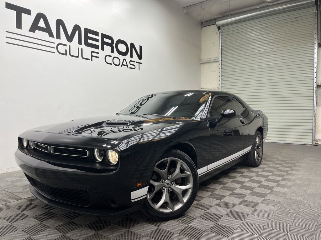 Used 2017 Dodge Challenger SXT image 2