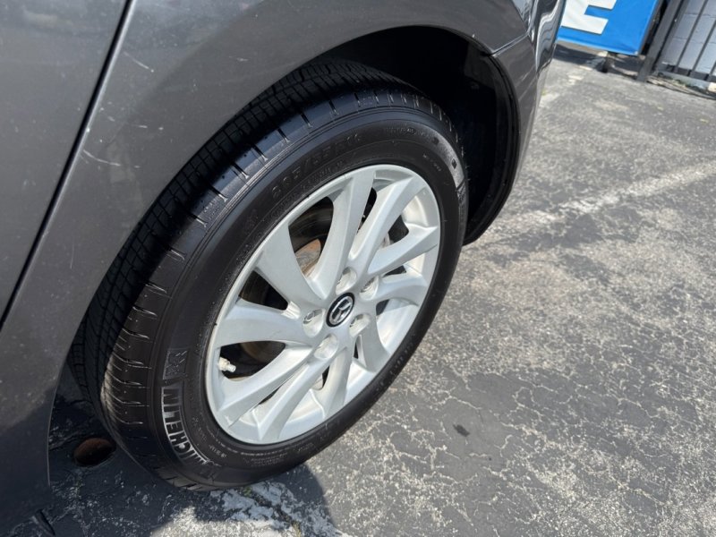 Used 2013 MAZDA MAZDA3 i Touring FWD image 12