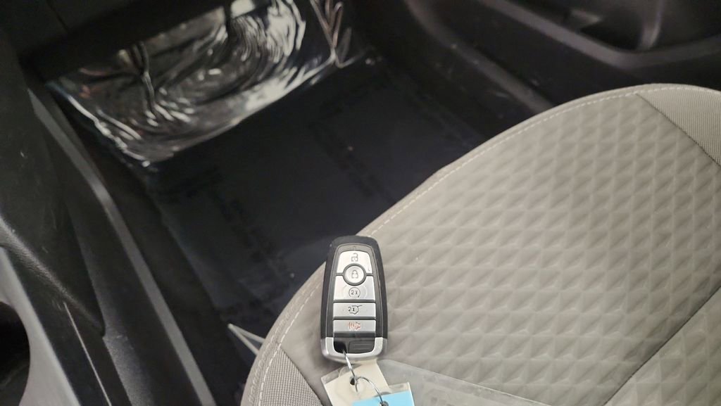 Used 2022 Ford Escape SE w/ SE Sport Appearance Package image 19