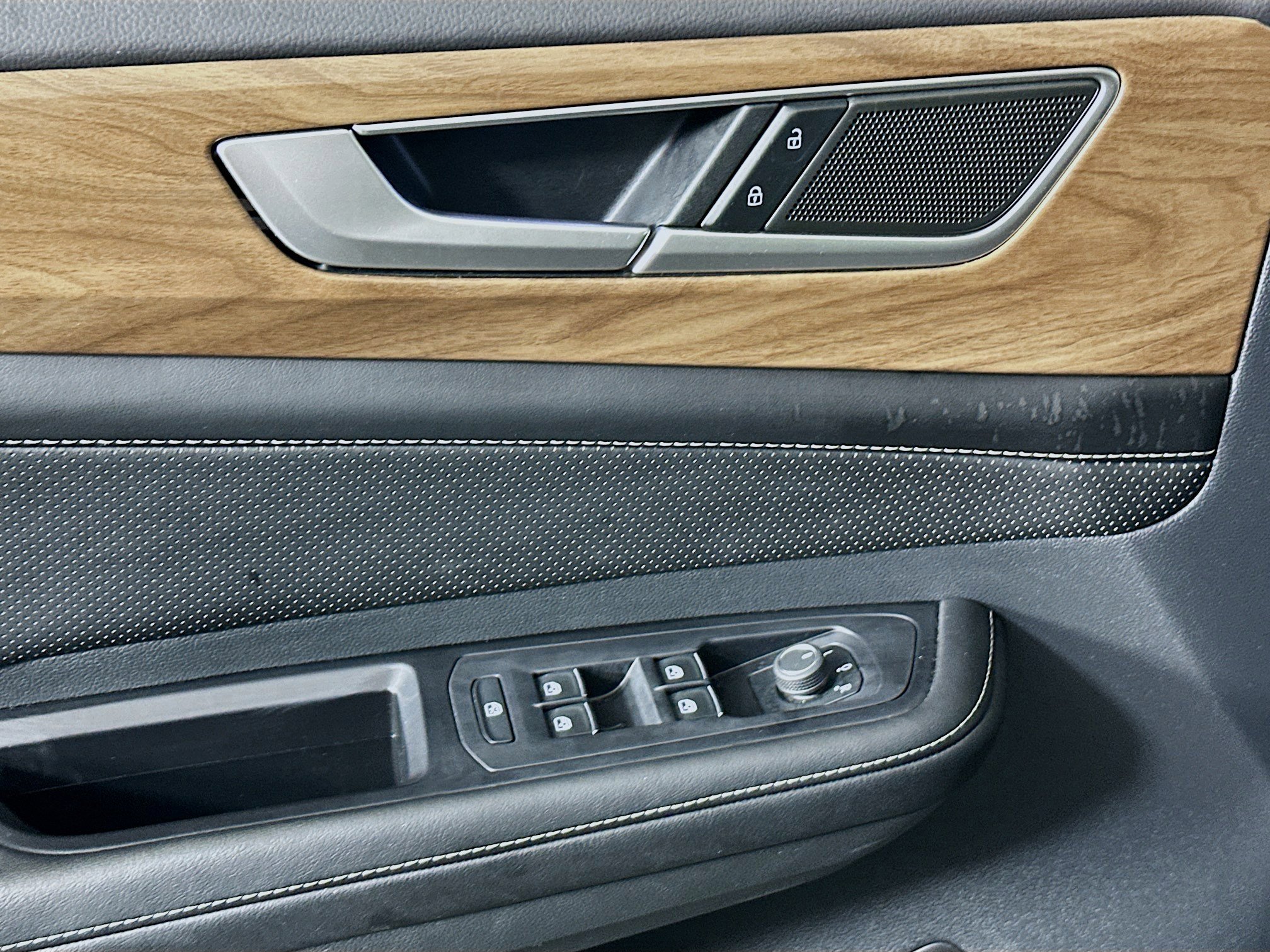 Used 2024 Volkswagen Atlas SE image 15