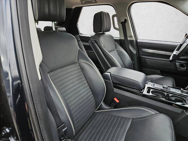 Used 2017 Land Rover Discovery First Edition image 22