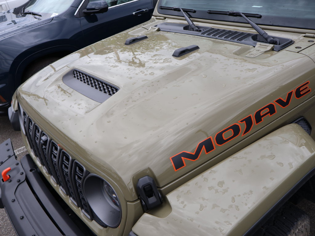Used 2025 Jeep Gladiator Mojave AWD/4WD image 6