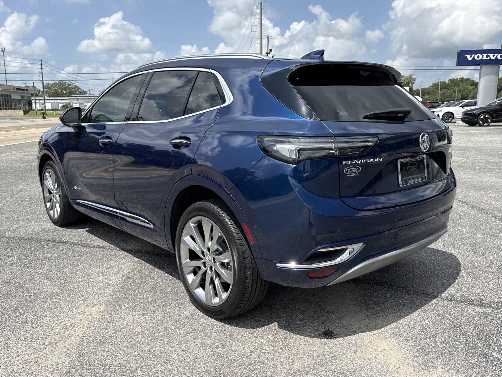 Used 2022 Buick Envision Avenir w/ Technology Package II FWD image 3
