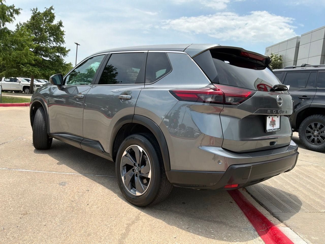 Used 2025 Nissan Rogue SV FWD image 8
