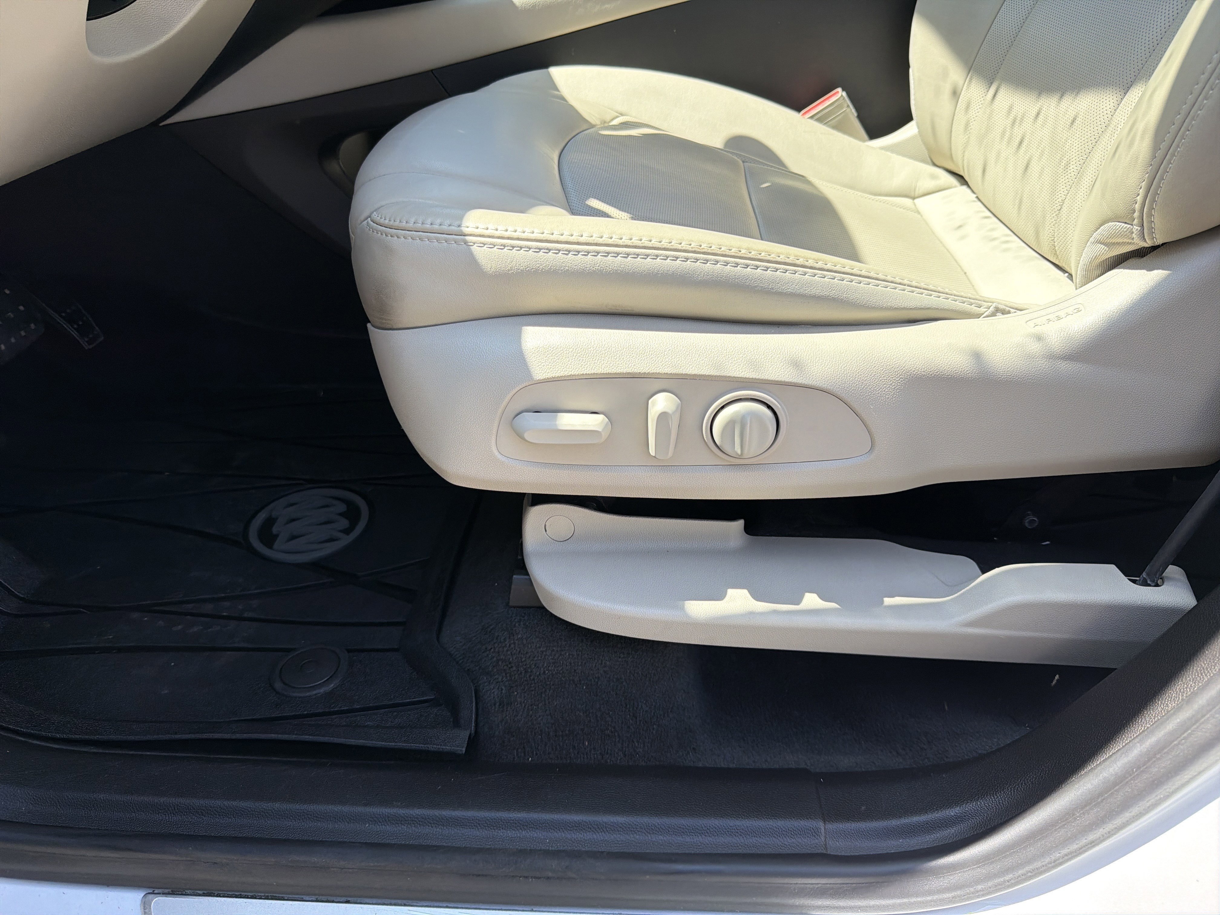 Used 2020 Buick Enclave Essence w/ Sound and Sites Package image 11