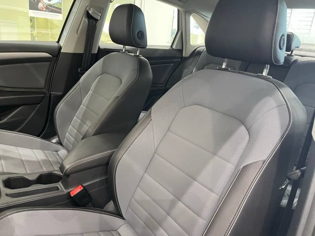 Used 2025 Volkswagen Jetta SE FWD image 8