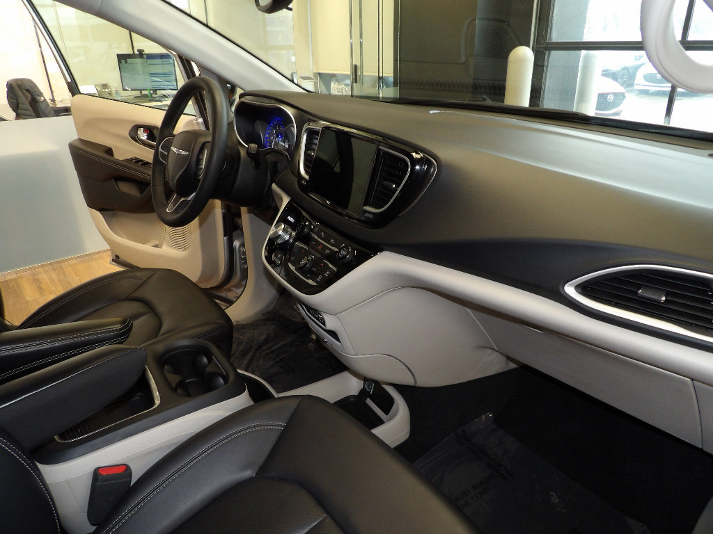 Used 2024 Chrysler Pacifica Touring-L FWD image 13