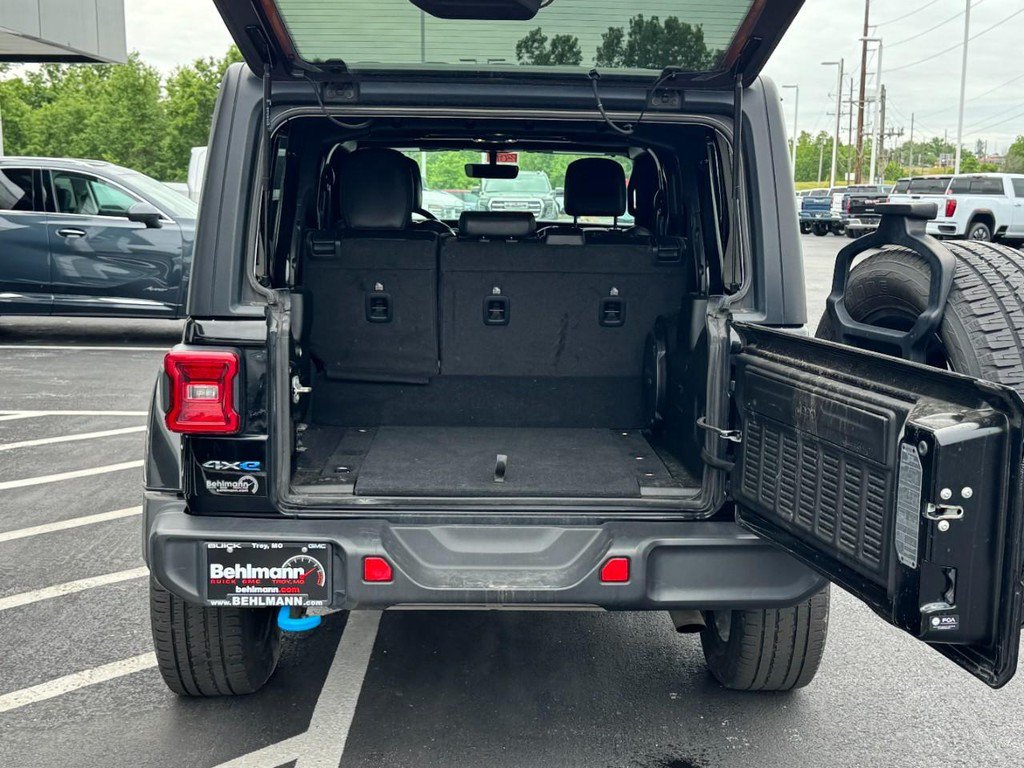 Used 2023 Jeep Wrangler Unlimited Sahara AWD/4WD image 7