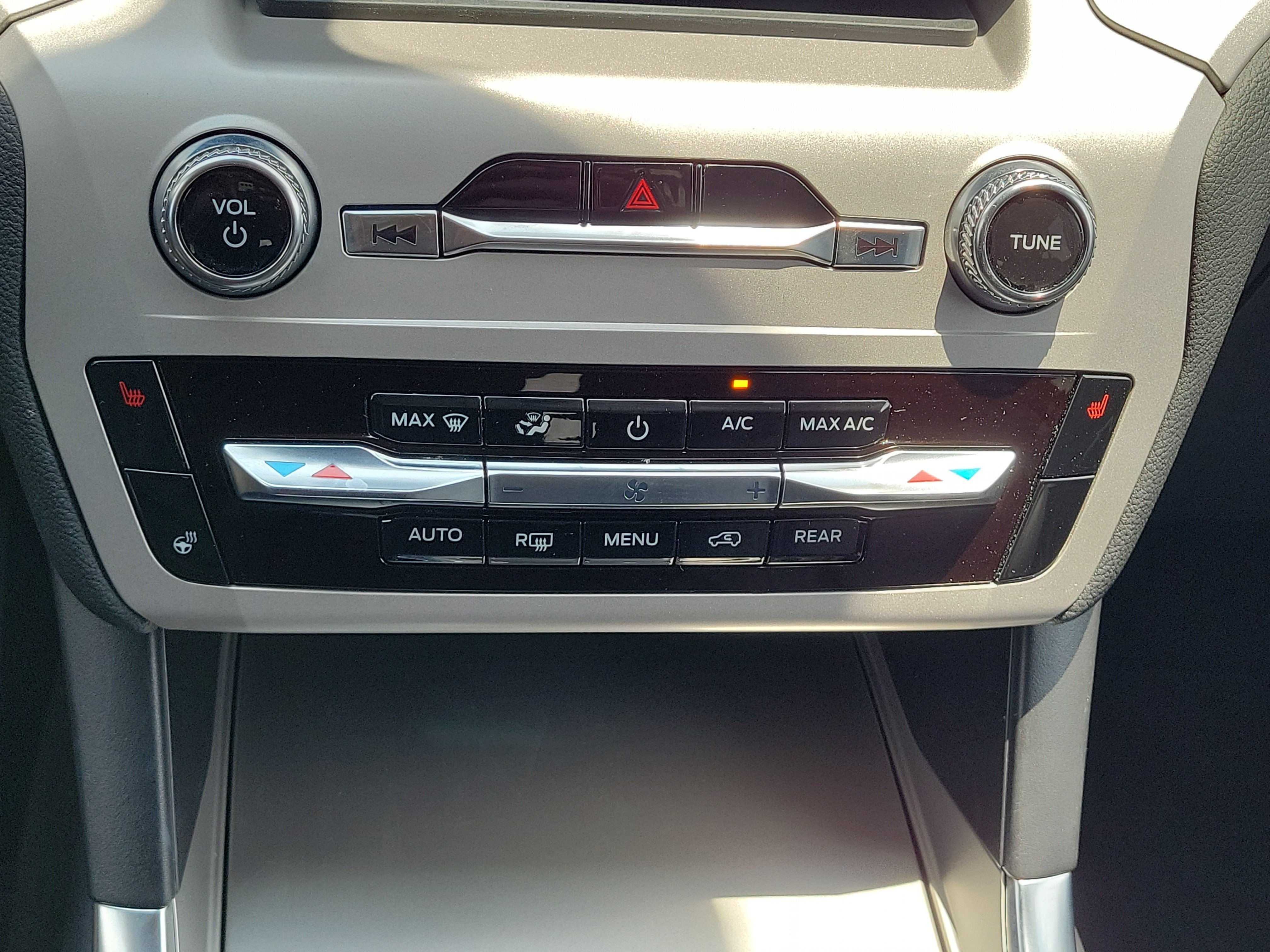 Used 2024 Ford Explorer XLT w/ Equipment Group 202A RWD image 28