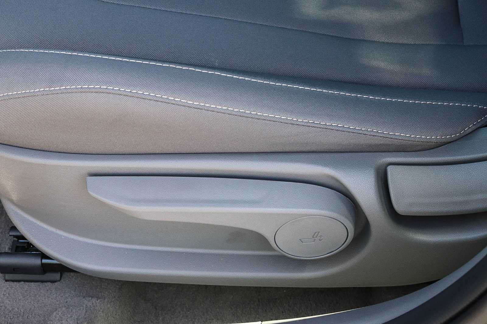Used 2025 Hyundai Elantra SEL FWD image 29