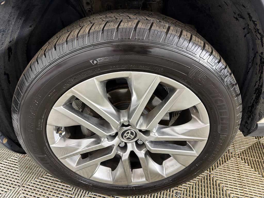 Used 2020 Toyota RAV4 XLE Premium image 12