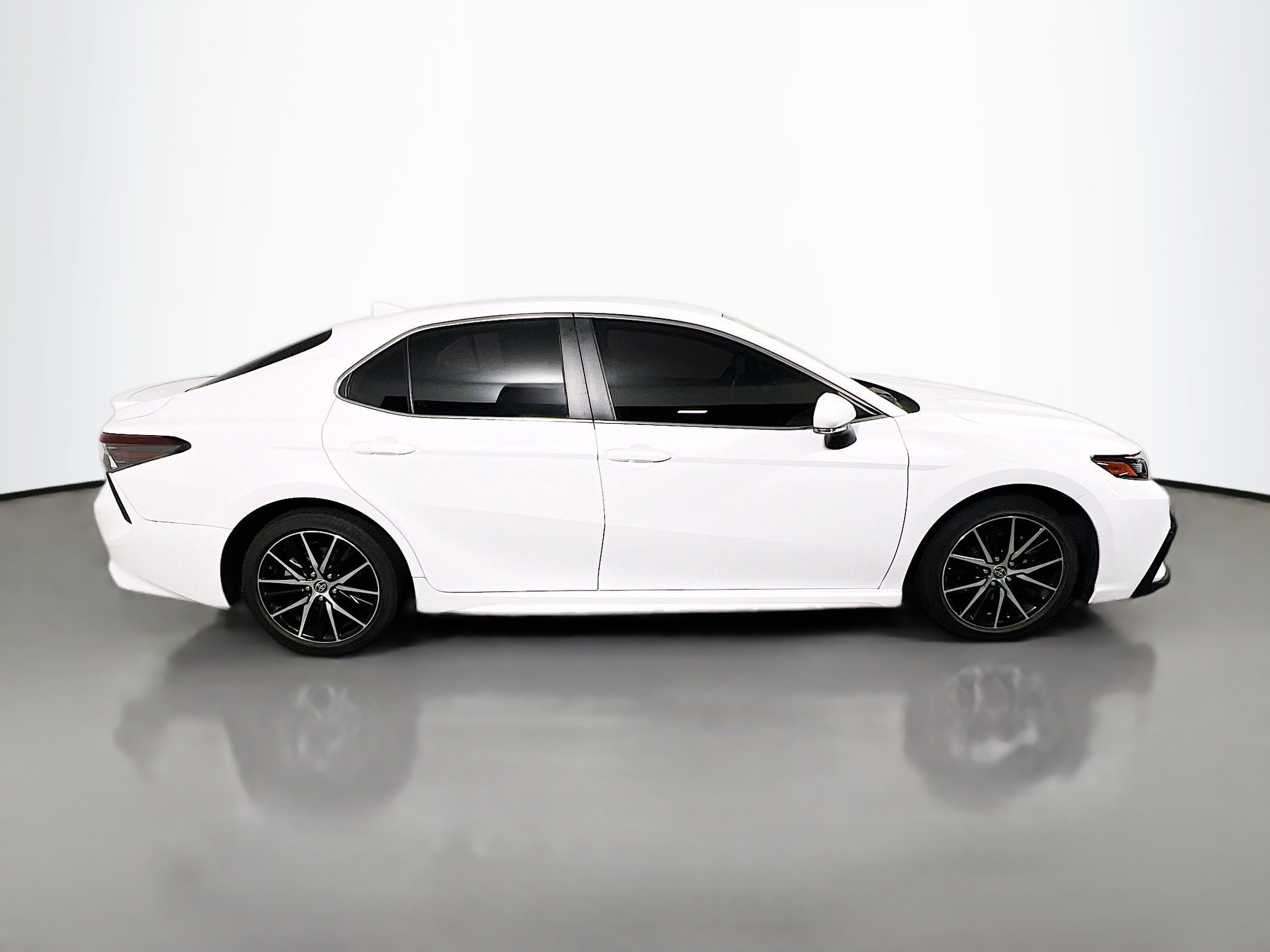 Used 2023 Toyota Camry SE image 3