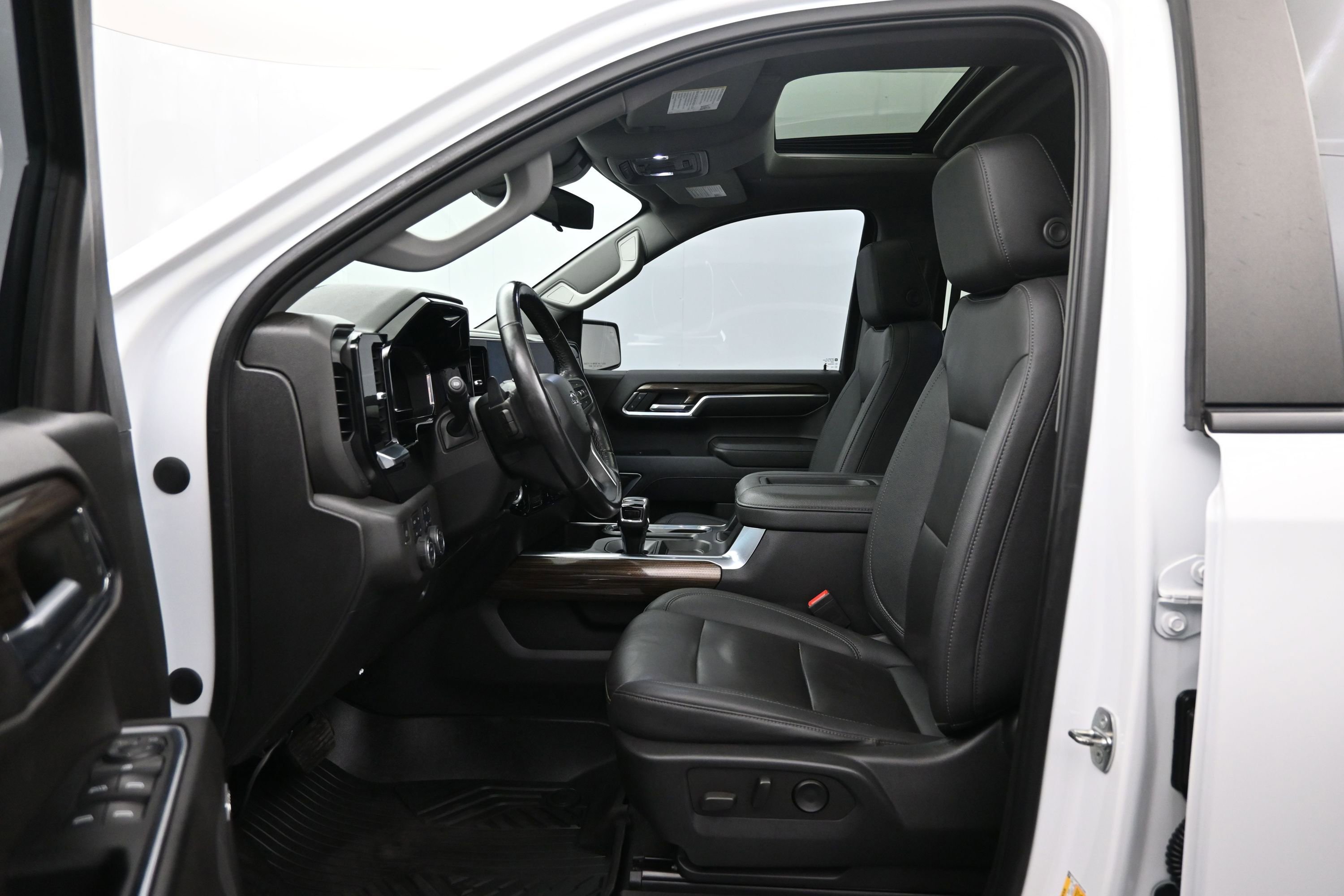 Used 2022 Chevrolet Silverado 1500 LT Trail Boss w/ LT Trail Boss Premium Package AWD/4WD image 9