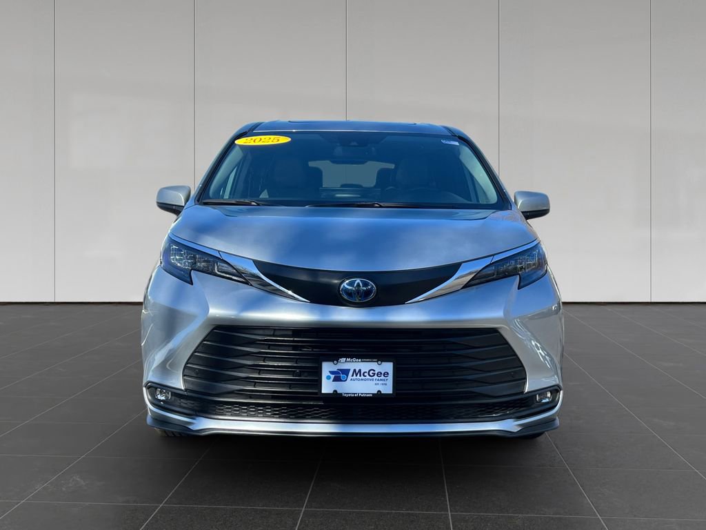 Used 2025 Toyota Sienna XLE FWD image 8