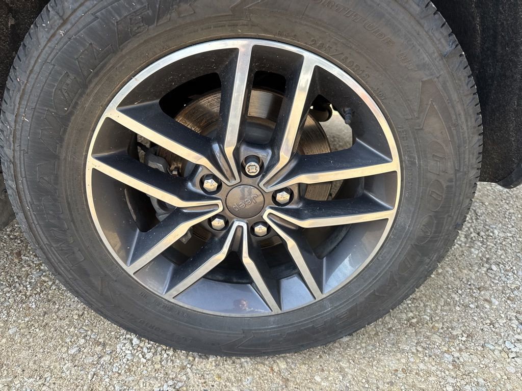 Used 2019 Jeep Grand Cherokee Limited AWD/4WD image 9