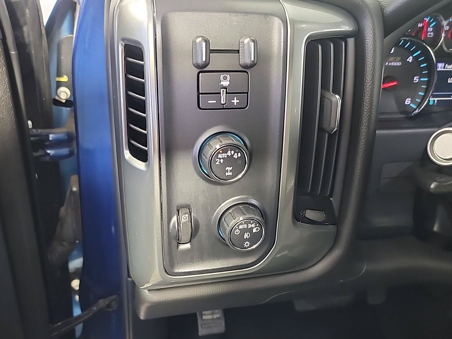Used 2018 Chevrolet Silverado 1500 LT w/ Texas Edition AWD/4WD image 29