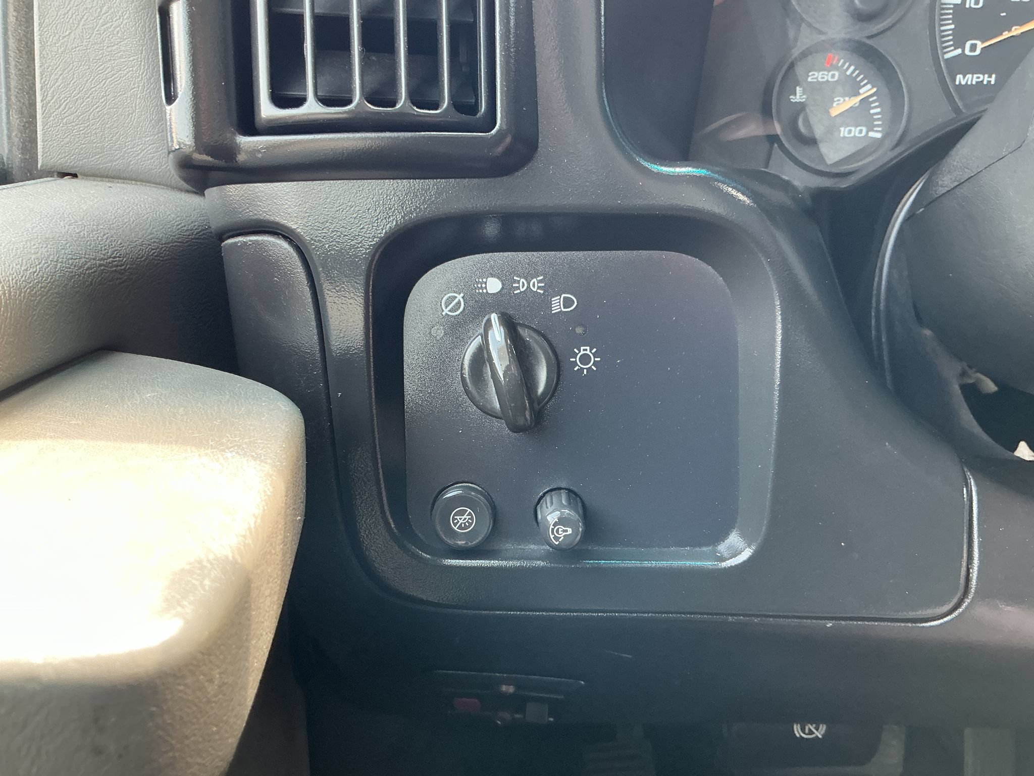 Used 2005 Chevrolet Express 3500 RWD image 15
