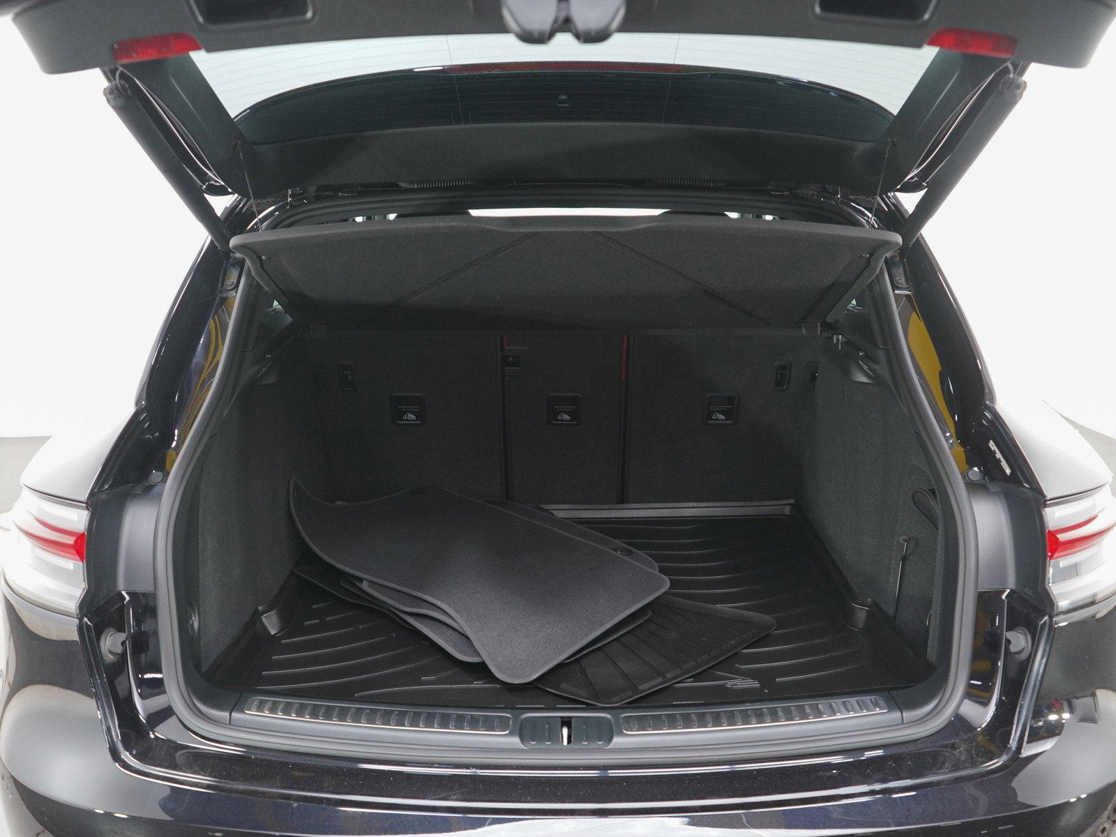Used 2024 Porsche Macan S AWD/4WD image 16