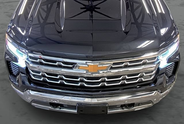 Used 2023 Chevrolet Silverado 1500 LTZ w/ LTZ Premium Package AWD/4WD image 17