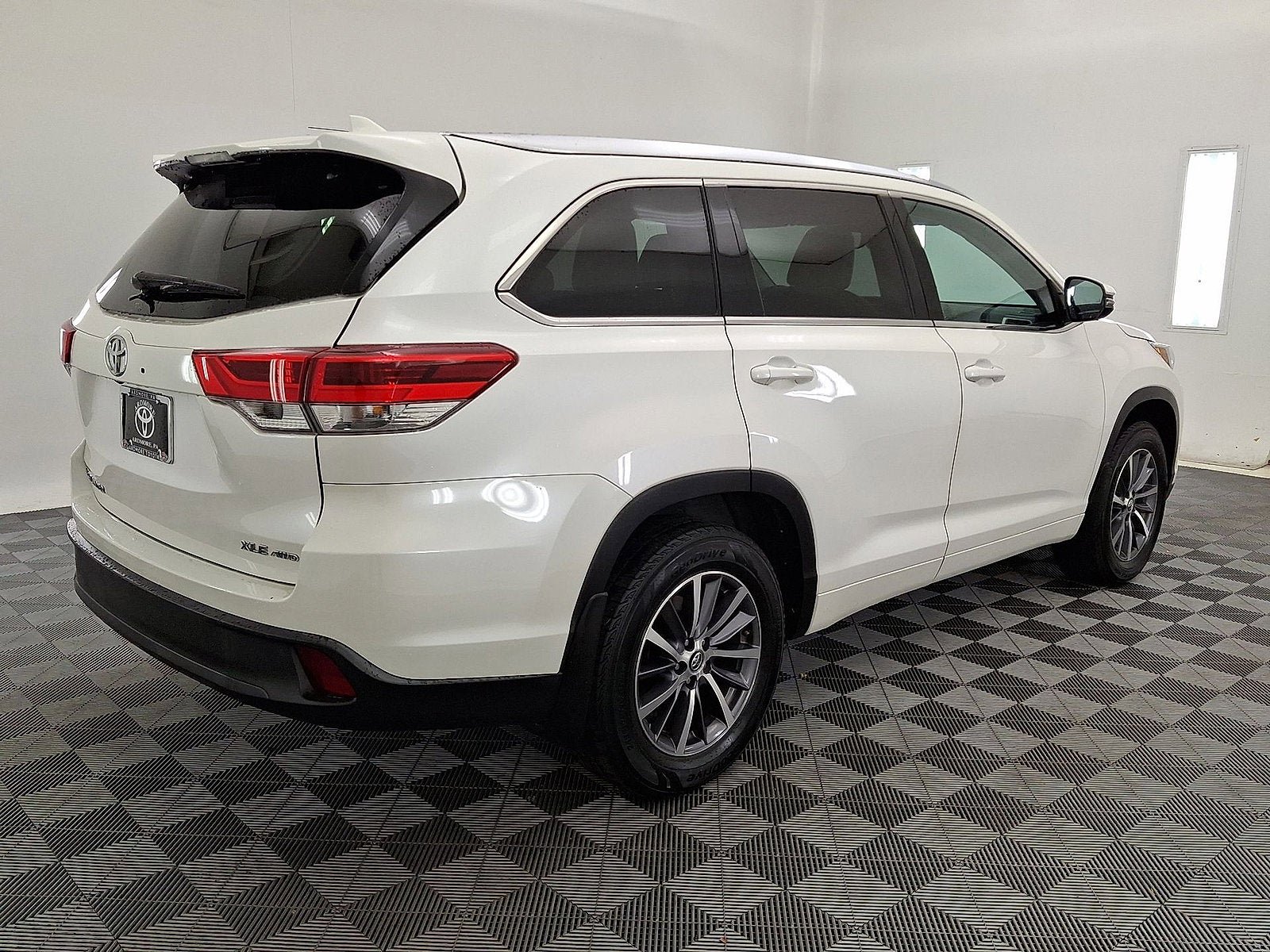 Used 2018 Toyota Highlander XLE AWD/4WD image 25