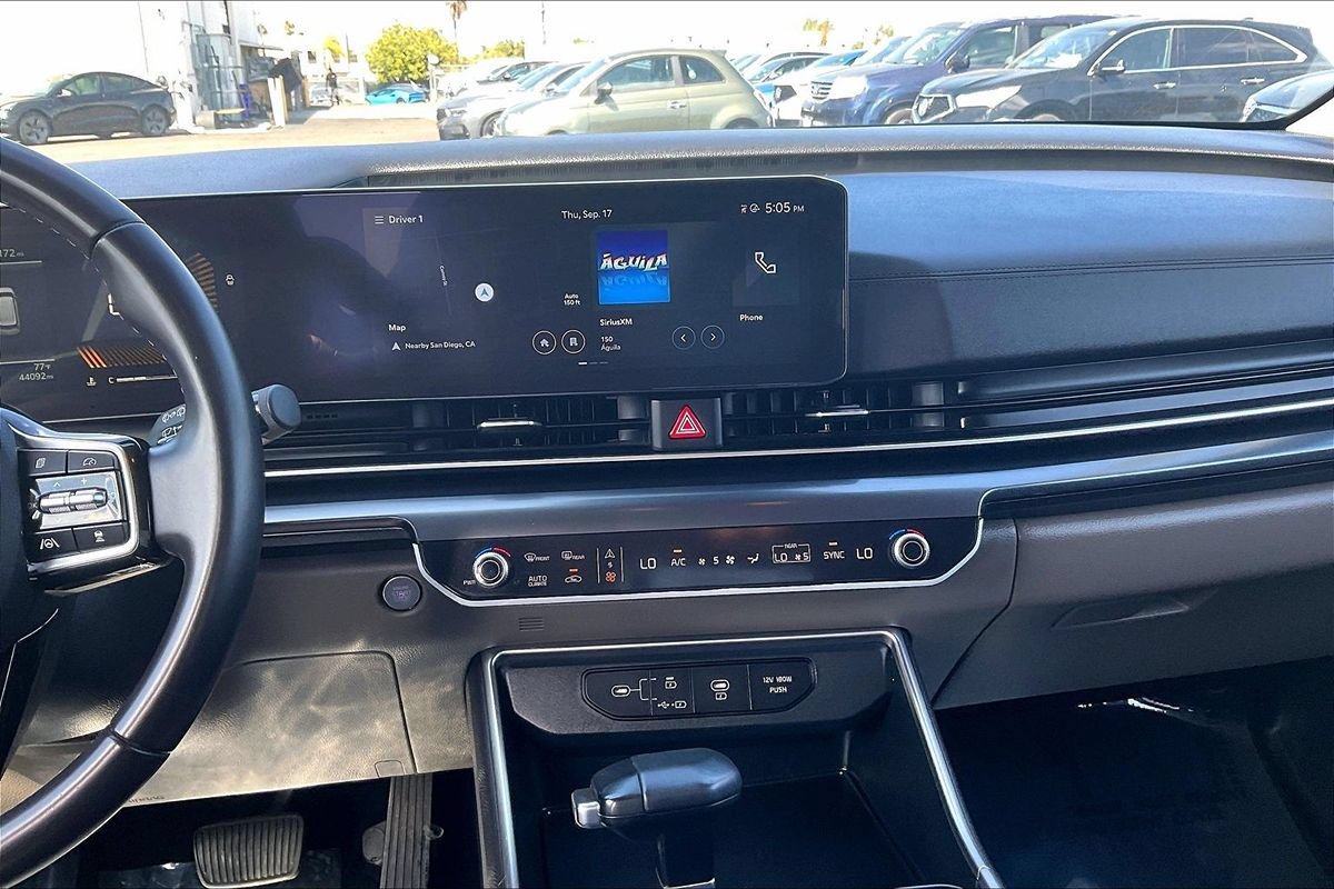 Used 2025 Kia Carnival FWD image 32