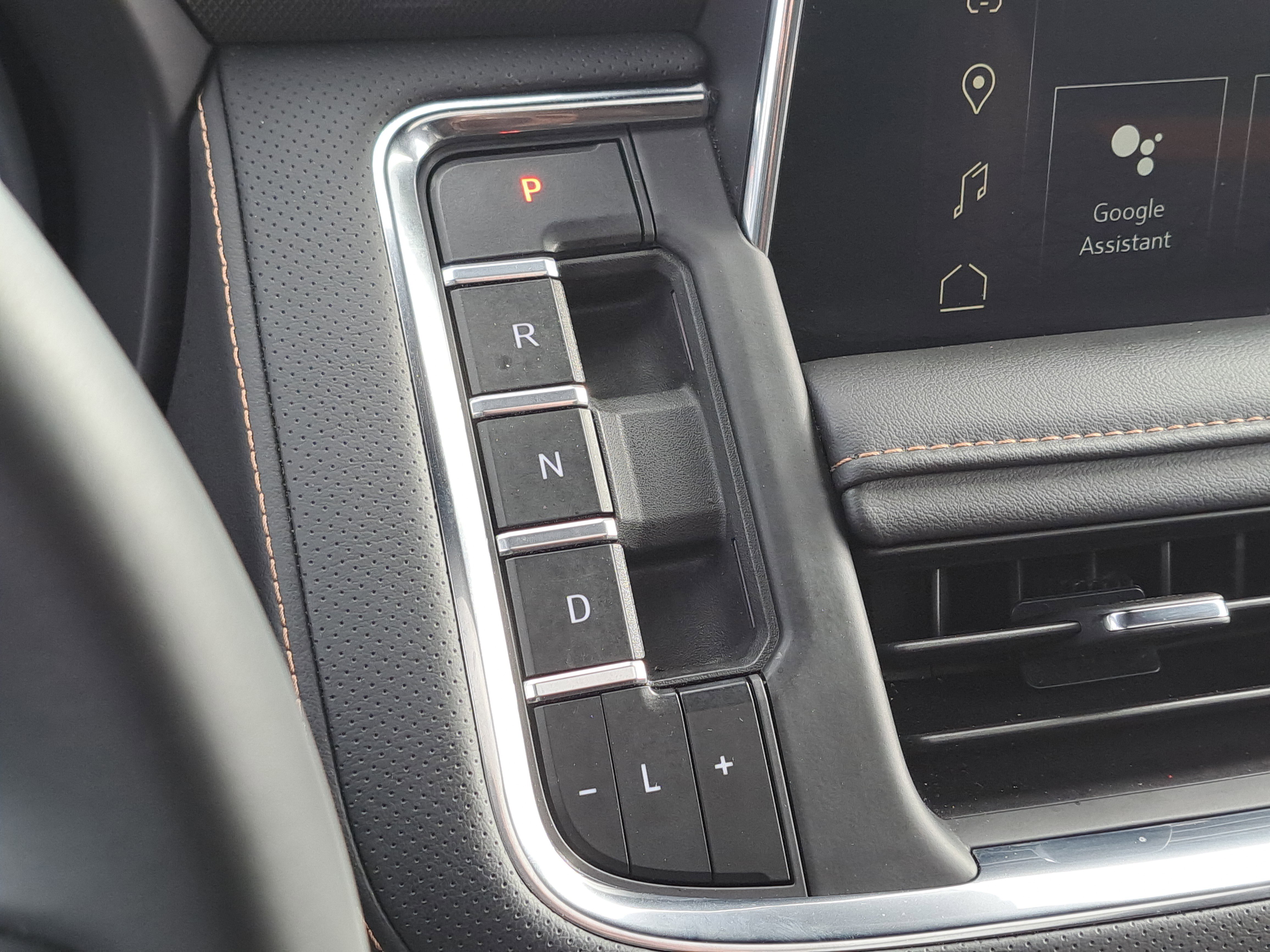 Used 2024 GMC Yukon AT4 w/ Technology Package image 25