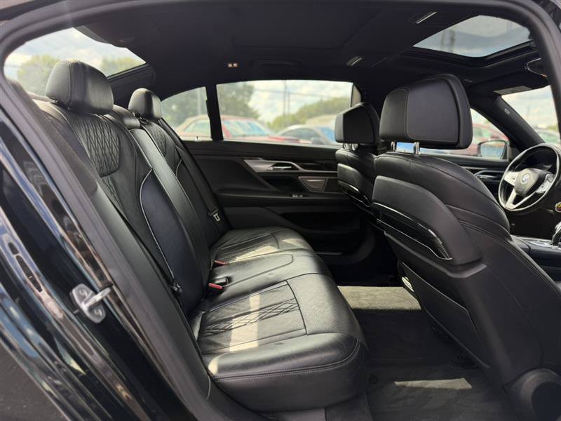Used 2018 BMW 750i RWD image 38